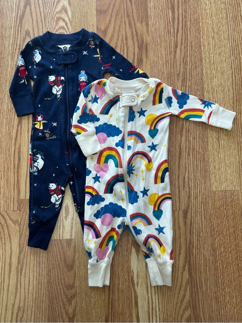 Hanna Andersson Rainbow and Navy Holiday Print Footed One-Pieces Size 50/US 0-3